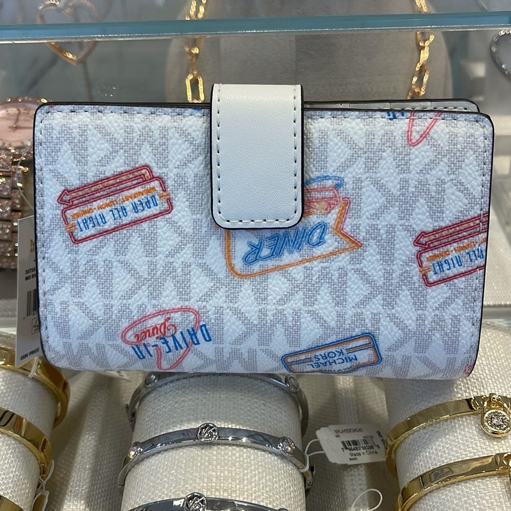 Michael Kors Jet Set Travel Md Printed Signature Logo Bi-Fold Wallet
Optic White - Picture 5 of 16